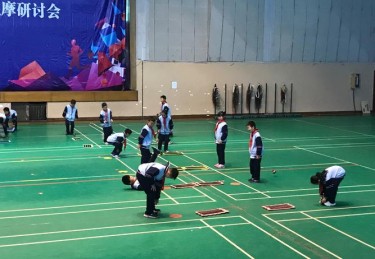 「观摩教学视频：开云体育建议新手先观看免费牌局讲解，少走概念模糊的弯路」